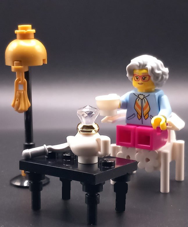LEGO® MOC vintage Victorian lounge coffee table with lamp - Brickis LEGO
